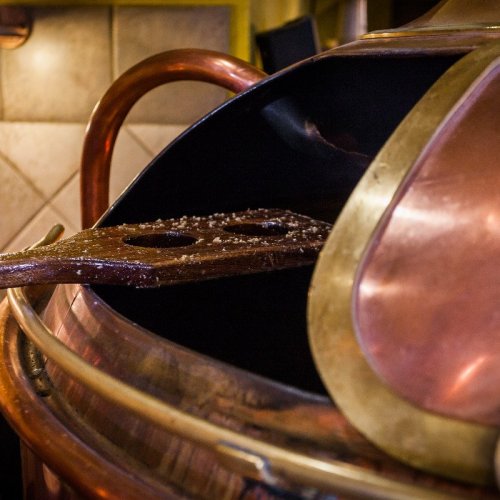 Kontrola vaření piva Harrach v minipivovaru Jelínkova vila ve Velkém Meziříčí