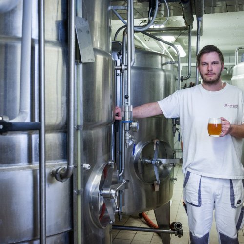 Sládek minipivovaru Jelínkova vila ve Velkém Meziříčí s pivem Harrach
