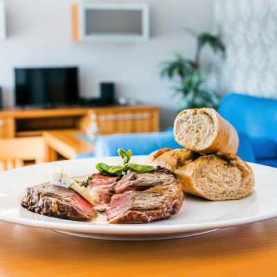 Steak z vyzrálého roštěnce s bylinkovým máslem v restauraci Jelínkova vila