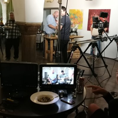 Natáčení pořadu Kluci v akci, kde bylo použito k vaření i pivo Harrach