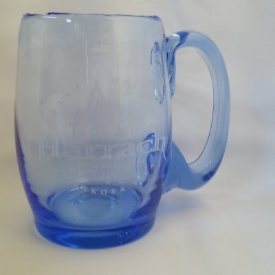 Modrá dárková sklenice na pivo s motivem pivovaru Harrach