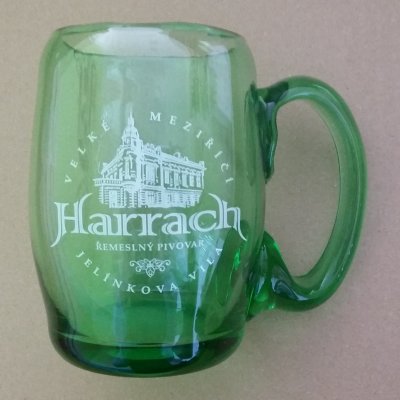 Zelená sklenice na pivo s motivem piva Harrach