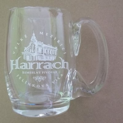 Čirá dárková sklenice na pivo s motivem pivovaru Harrach
