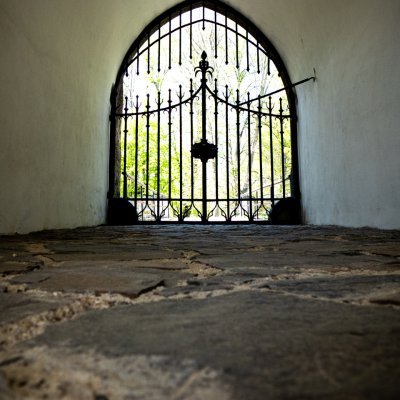 Zámek ve Velkém Meziříčí - brána v areálu