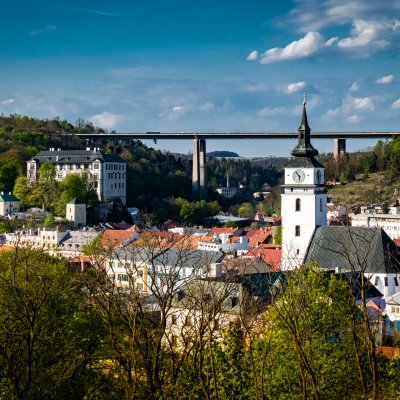 Zámek ve Velkém Meziříčí, město Velké Meziříčí a dálniční most Vysočina
