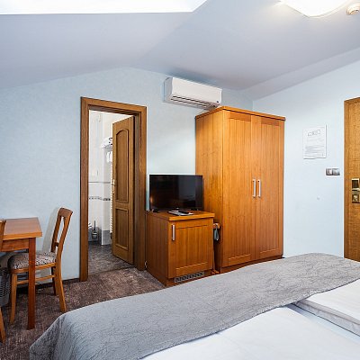 Standardní pokoj hotelu Jelínkova vila - vybavení, televize, klimatizace