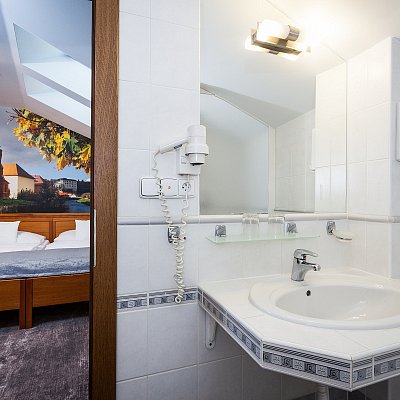 Standardní pokoj hotelu Jelínkova vila - umývací stěna v koupelně se zrcadlem a fénem