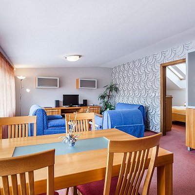 Apartmá Prezident hotelu Jelínkova vila - pohled od jídelního stolu do konferenční části