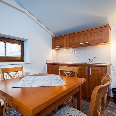 Standardní pokoj hotelu Jelínkova vila - kuchyňka s jídelním stolem