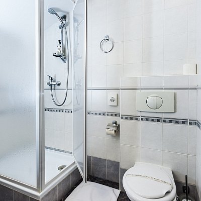 Standardní pokoj hotelu Jelínkova vila - koupelna s kompletním vybavením