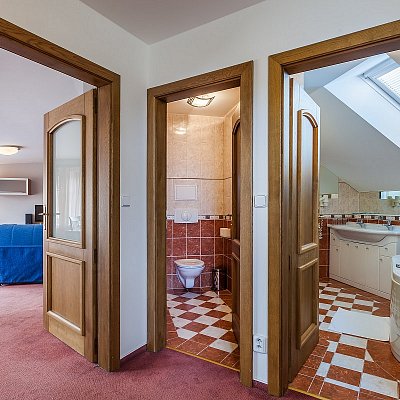 Apartmá Prezident hotelu Jelínkova vila - centrální chodba se dveřmi do koupelny, na WC a do konferenční části